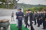 윤희근 경찰청장, 현충원 및 경찰충혼탑 참배 사진 4