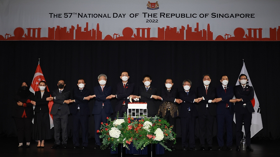김주현 금융위원장이 11일 오후 서울 용산구 그랜드 하얏트 호텔에서 개최된 57번째 싱가포르 국경절 행사에 참석해 에릭테오 주한 싱가포르 대사를 비롯한 참석자들과 손을 잡고 기념촬영을 하고 있다.