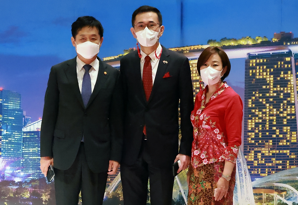 김주현 금융위원장과 에릭 테오 주한 싱가포르 대사 부부가 11일 오후 서울 용산구 그랜드 하얏트 호텔에서 개최된 57번째 싱가포르 국경절 행사에서 기념촬영을 하고 있다.