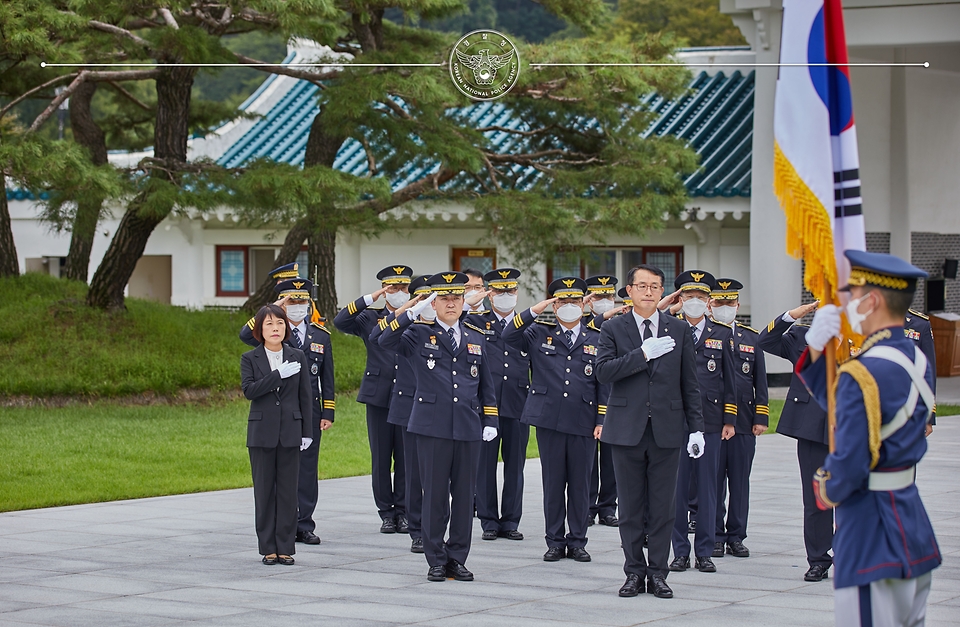윤희근 경찰청장이 10일 서울 동작구 국립현충원을 방문, 경찰청 지휘부 등과 함께 태극기를 향해 경례를 하고 있다.
