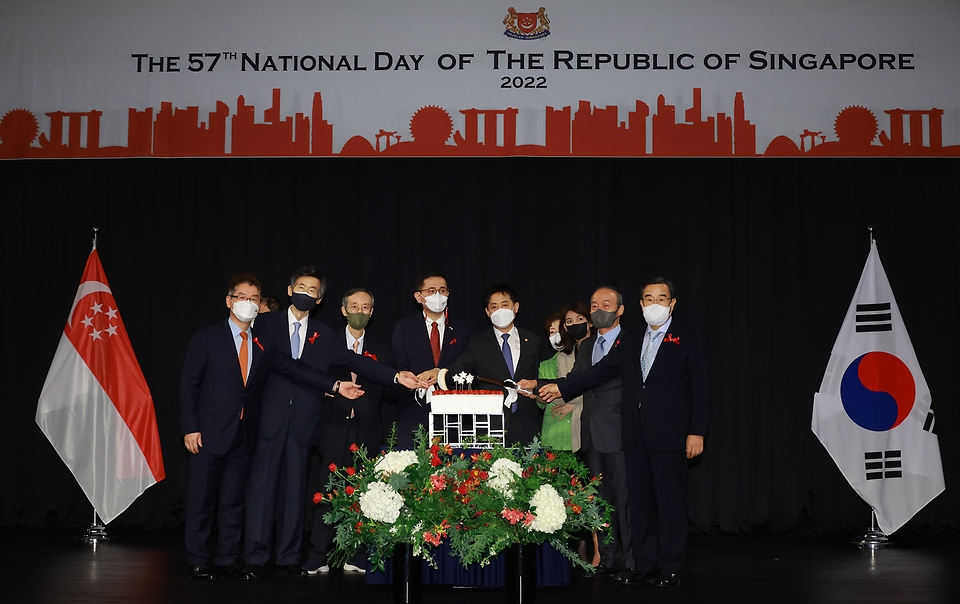김주현 금융위원장이 11일 오후 서울 용산구 그랜드 하얏트 호텔에서 개최된 57번째 싱가포르 국경절 행사에 참석해 에릭테오 주한 싱가포르 대사를 비롯한 참석자들과 케이크 커팅식을 하고 있다.