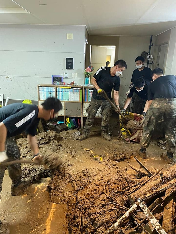 육군 수도방위사령부 35특임대대 장병들이 10일 서울 관악구 저지대 침수 주택가에서 수해 복구 작업을 하고 있다. (출처=국방부 페이스북)