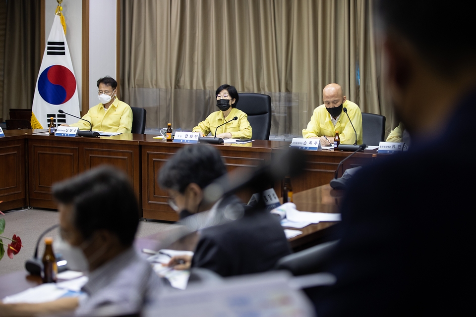 <p>한화진 환경부장관이 12일 오후 서울 서초구 소재 한강홍수통제소에서 수문, 하천, 홍수, AI 분야 전문가들과 함께 홍수대책과 관련한 정책간담회를 갖고 전문가들의 다양한 의견을 청취하고 있다.</p>