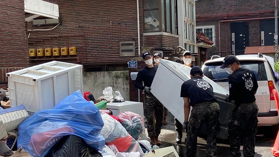 육군 수도방위사령부 35특임대대 장병들이 10일 서울 관악구 저지대 침수 주택가에서 수해 복구 작업을 하고 있다. (출처=국방부 페이스북)