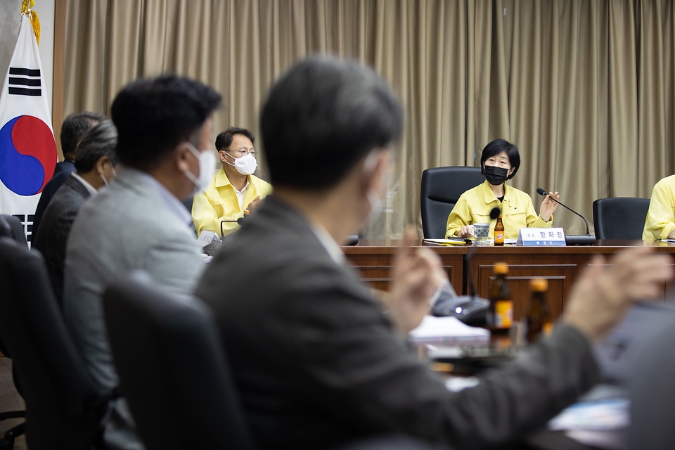 <p>한화진 환경부장관이 12일 오후 서울 서초구 소재 한강홍수통제소에서 수문, 하천, 홍수, AI 분야 전문가들과 함께 홍수대책과 관련한 정책간담회를 갖고 전문가들의 다양한 의견을 청취하고 있다.</p>