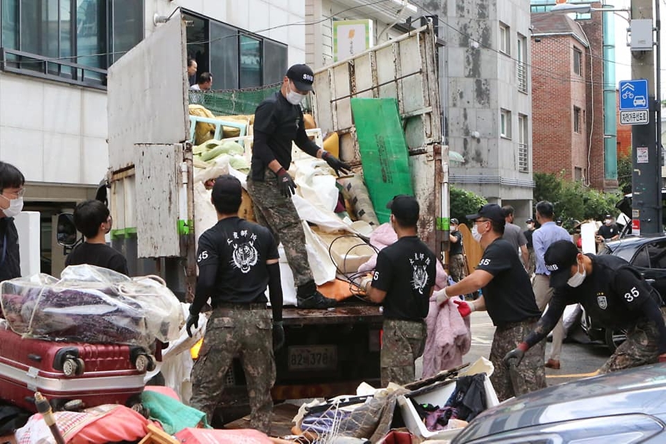 육군 수도방위사령부 35특임대대 장병들이 10일 서울 관악구 저지대 침수 주택가에서 수해 복구 작업을 하고 있다. (출처=국방부 페이스북)