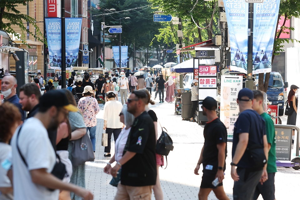 <p>외국인 관광객을 대상으로 코리아 그랜드 세일이 시작된 가운데 12일 오후 서울 중구 명동에서 외국인 관광객들과 시민들이 거리를 오가고 있다. 문화체육관광부와 한국방문위원회는 코로나19로 위축된 방한 관광 시장을 회복하기 위해 오는 31일까지 코리아그랜드 세일 여름 행사를 연다.</p>