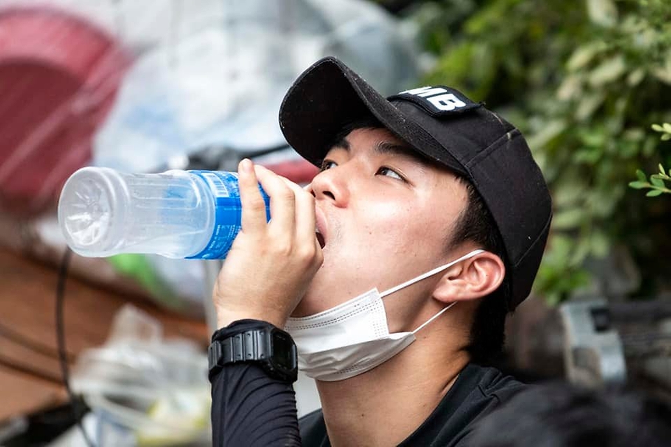 육군 수도방위사령부 35특임대대 장병이 10일 서울 관악구 저지대 침수 주택가에서 수해 복구 작업을 하며 물을 마시고 있다. (출처=국방부 페이스북)