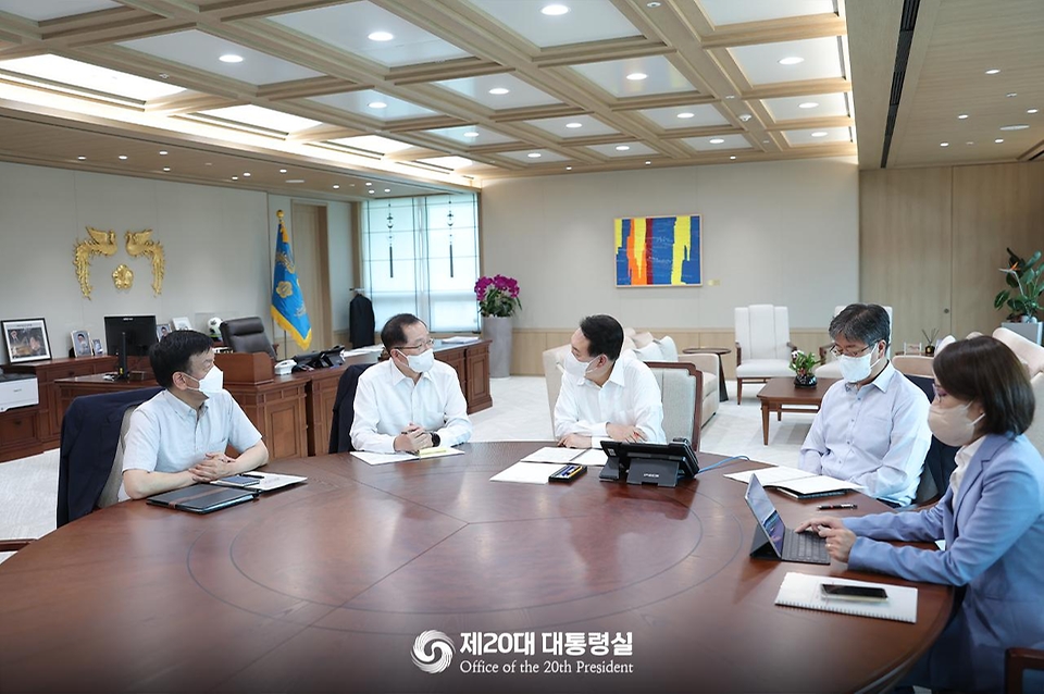 윤석열 대통령이 11일 서울 용산구 대통령실 청사에서 조승환 해양수산부 장관으로부터 업무보고를 받고 있다. 