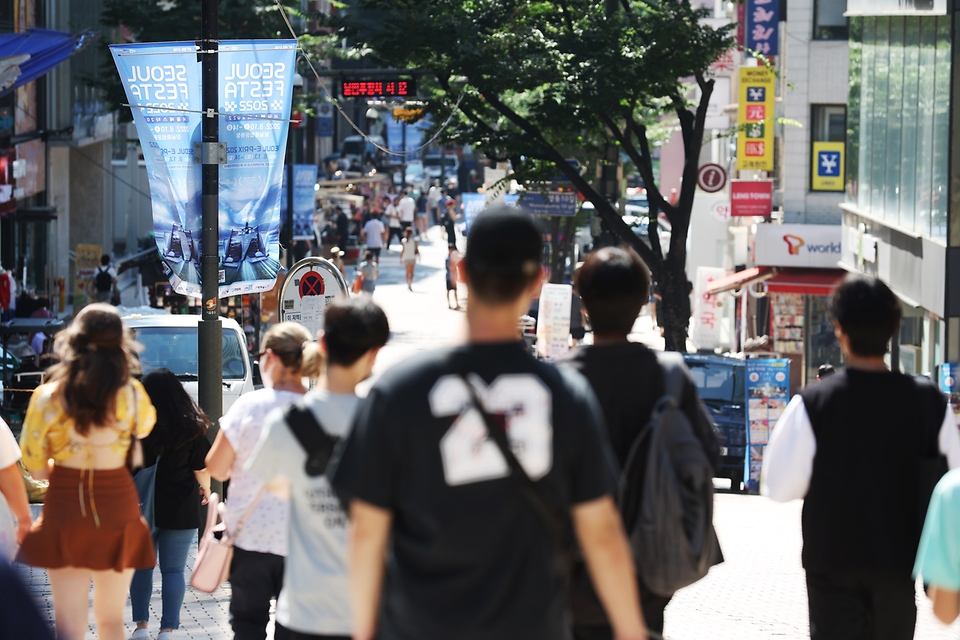 <p>외국인 관광객을 대상으로 코리아 그랜드 세일이 시작된 가운데 12일 오후 서울 중구 명동에서 외국인 관광객들과 시민들이 거리를 오가고 있다. 문화체육관광부와 한국방문위원회는 코로나19로 위축된 방한 관광 시장을 회복하기 위해 오는 31일까지 코리아그랜드 세일 여름 행사를 연다.</p>