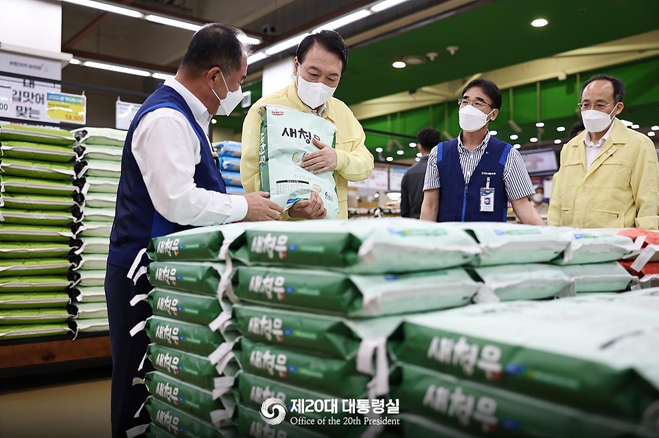 윤석열 대통령이 11일 농축산물 수급·물가 동향 점검을 위해 서울 서초구 하나로마트 양재점을 방문, 양곡 판매현황을 점검하고 있다.