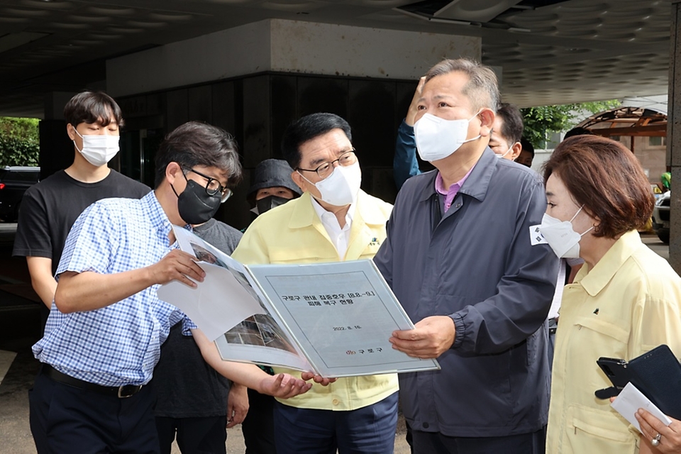 이상민 행정안전부 장관이 16일 서울 구로구 개웅산 산사태 현장을 방문해 복구상황을 점검하고 있다.
