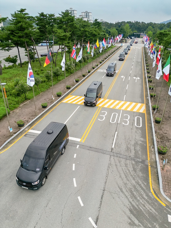 제77주년 광복절을 하루 앞둔 14일 오전 서울 동작구 국립서울현충원에서 출발한 한국광복군 선열 영현을 모신 차량들이 국립대전현충원에 도착하여 합동안장식전 이관작업을 위해 충혼당으로 향하고 있다. 국가보훈처는 백정현.현이평.김찬원 지사 등 한국광복군 선열 17위를 모시고 14일 오후 4시 국립대전현충원에서 합동안장식이 진행될 예정이다. 