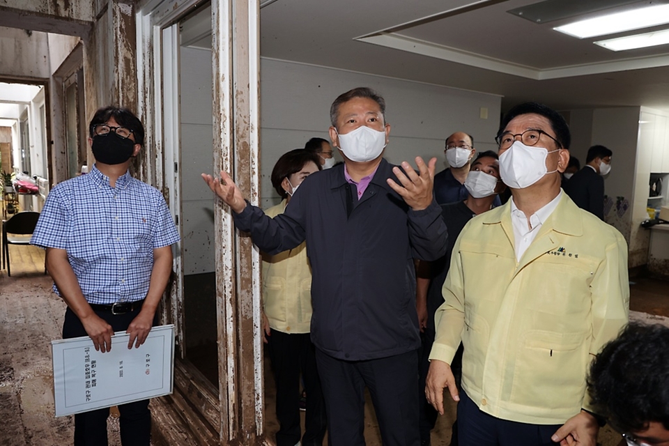 이상민 행정안전부 장관이 16일 서울 구로구 개웅산 산사태 현장을 방문해 복구상황을 점검하고 있다.