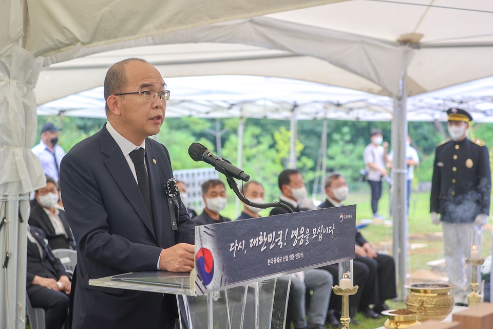 윤종진 국가보훈처 차장이 14일 오후 국립대전현충원 독립유공자 제7묘역에서 열린 한국광복군 선열 합동 안장식에 참석하여 박민식 국가보훈처장 추모사를 대독하고 있다.