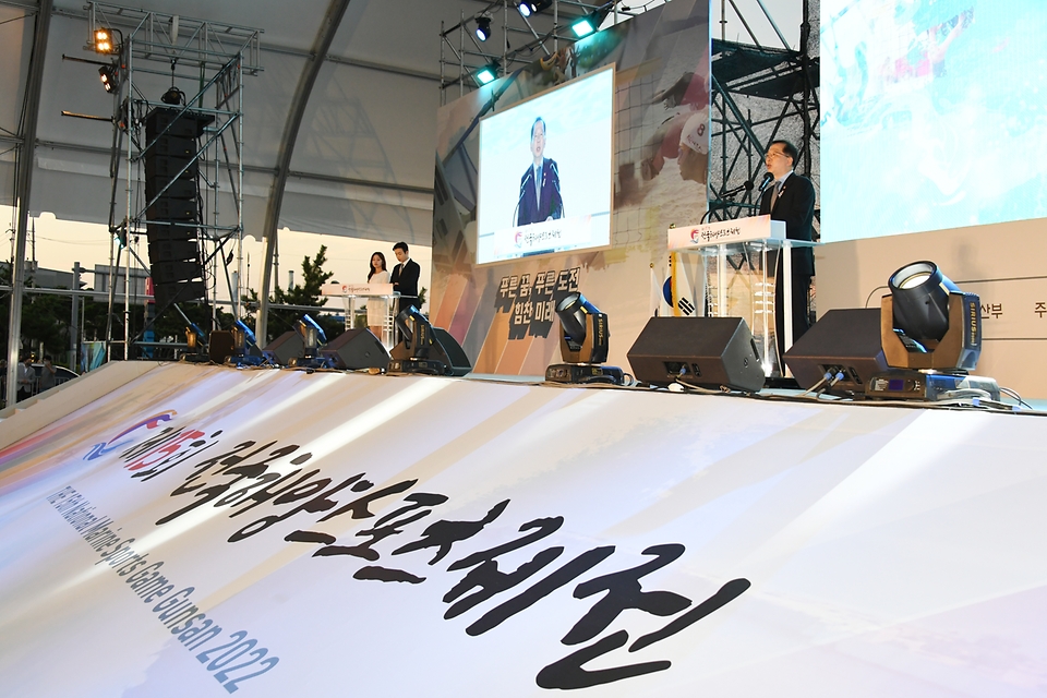 조승환 해양수산부 장관이 12일 전북 군산시 비응항에서 열린 ‘제15회 전국해양스포츠제전’ 개회식에서 대회사를 하고 있다.