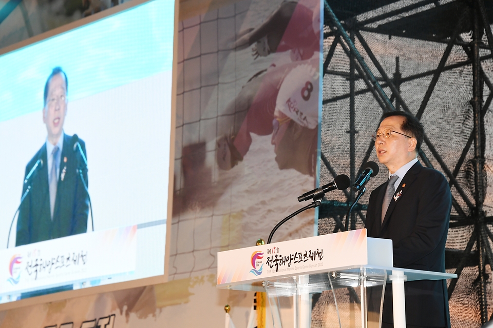 조승환 해양수산부 장관이 12일 전북 군산시 비응항에서 열린 ‘제15회 전국해양스포츠제전’ 개회식에서 대회사를 하고 있다.