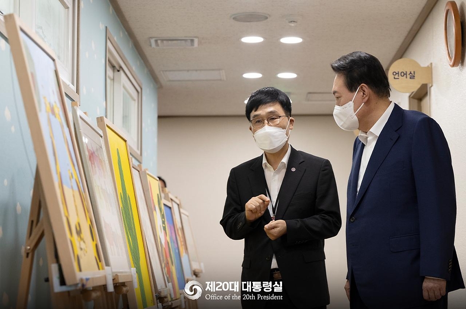 윤석열 대통령이 18일 서울 강남구 충현복지관을 방문해 발달장애인 교육생들의 그림을 살펴보고 있다.