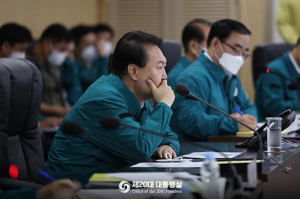 윤석열 대통령이 22일 서울 용산구 대통령실 청사 국가위기관리센터에서 열린 을지 국가안전보장회의(NSC)에 참석하고 있다.