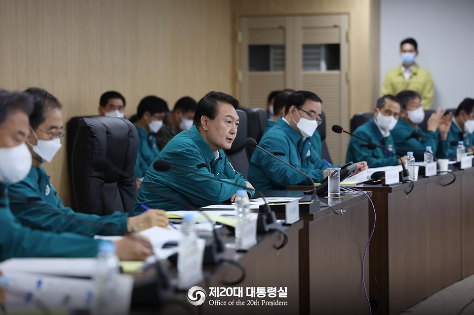 윤석열 대통령이 22일 서울 용산구 대통령실 청사 국가위기관리센터에서 열린 을지 국가안전보장회의(NSC)를 주재하고 있다.