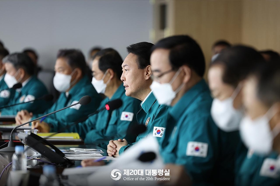 윤석열 대통령이 22일 서울 용산구 대통령실 청사 국가위기관리센터에서 열린 을지 국가안전보장회의(NSC)를 주재하고 있다.
