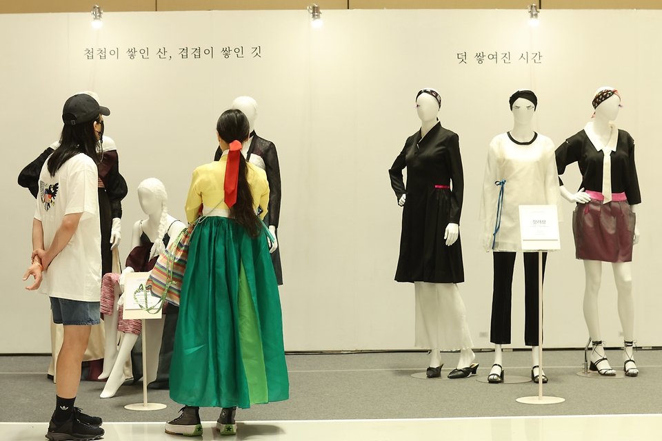 <p>26일 서울 강남구 코엑스에서 열린 ‘2022년 한복상점’에서 관람객들이 한복 전시를 둘러보고 있다. 올해로 5회를 맞이한 한복상점은 전통한복, 생활한복, 한복 소품 관련 전국 80여 개 한복업체가 참여했다. 전시는 28일까지.</p>