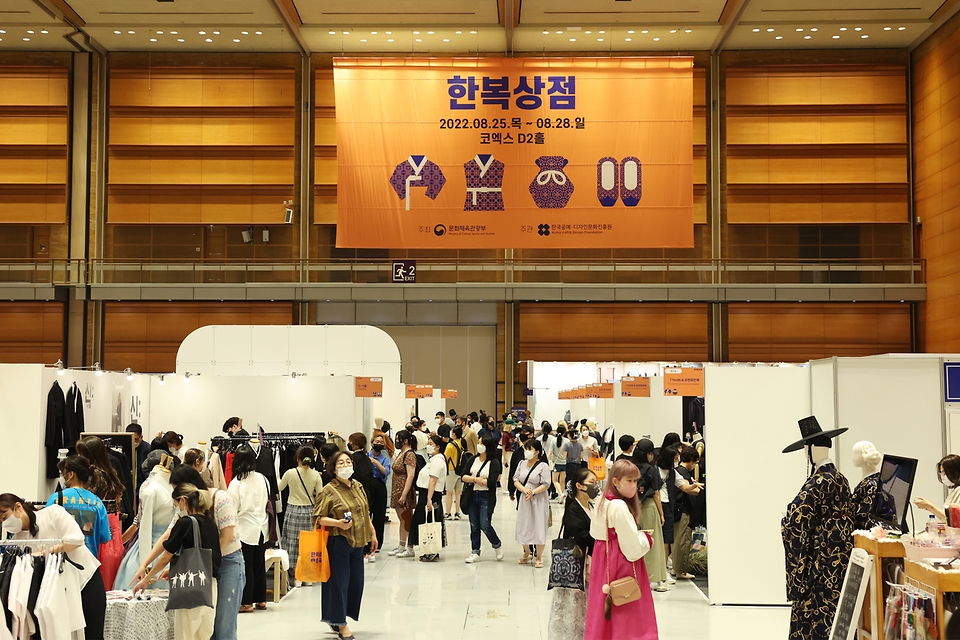 <p>26일 서울 강남구 코엑스에서 열린 ‘2022년 한복상점’에서 관람객들이 한복 전시를 둘러보고 있다. 올해로 5회를 맞이한 한복상점은 전통한복, 생활한복, 한복 소품 관련 전국 80여 개 한복업체가 참여했다. 전시는 28일까지.</p>