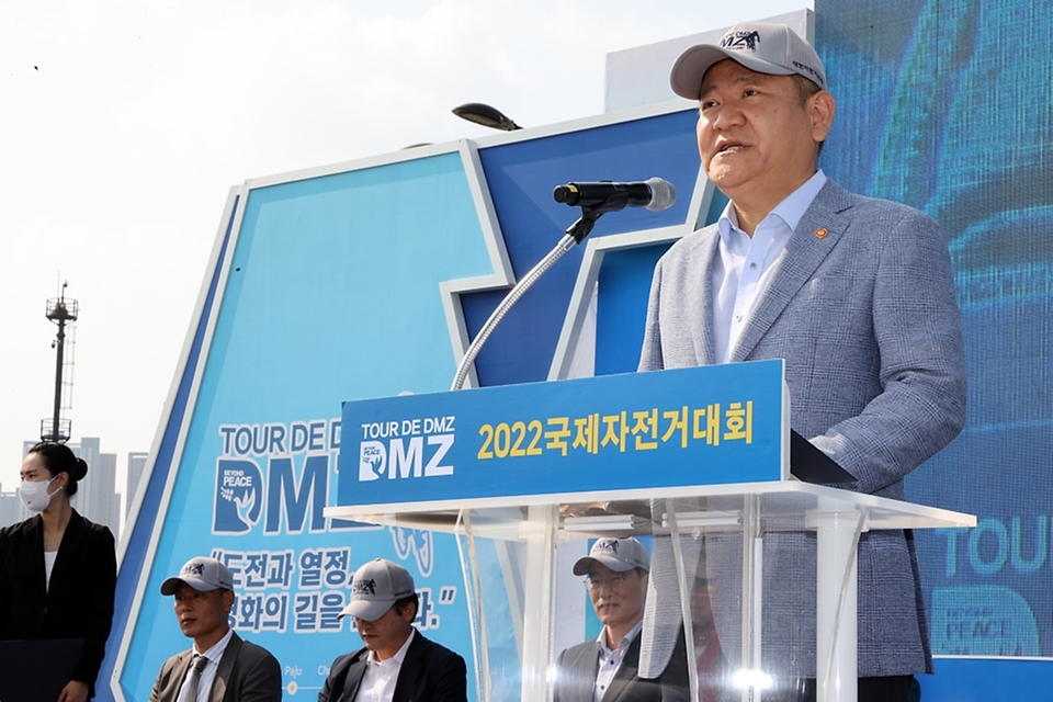 이상민 행정안전부 장관이 26일 경기 고양시 고양체육관 광장에서 열린 ‘뚜르 드 디엠지(Tour de DMZ)’ 2022 국제자전거대회 개막식에서 개회사를 하고 있다.