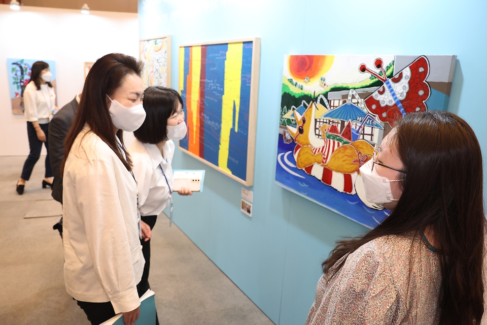 <p>31일 서울 종로구 청와대 춘추관에서 장애예술인 특별전 국민 속으로 어울림 속으로 특별전 개막식이 열리고 있다. 이번 특별전은 장애예술인 50명의 작품 50여 점이 선보인다. 전시는 9월 중순까지 약 3주간 열린다.</p>
<p><br></p>