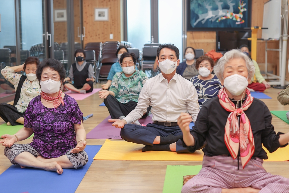 박민식 국가보훈처장이 31일 오전 광주지역 현장방문관련 광주시 남구에 위치한 (사)오월어머니집을 방문하여 김형미 오월어머니집 관장및 어머님들과 함께 요가체험을 하고 있다