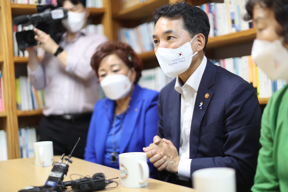박민식 국가보훈처장이 31일 오전 광주지역 현장방문관련 광주시 남구에 위치한 (사)오월어머니집을 방문하여 김형미 오월어머니집 관장및 전.현직 관장분들과 함께 차담회를하고 있다