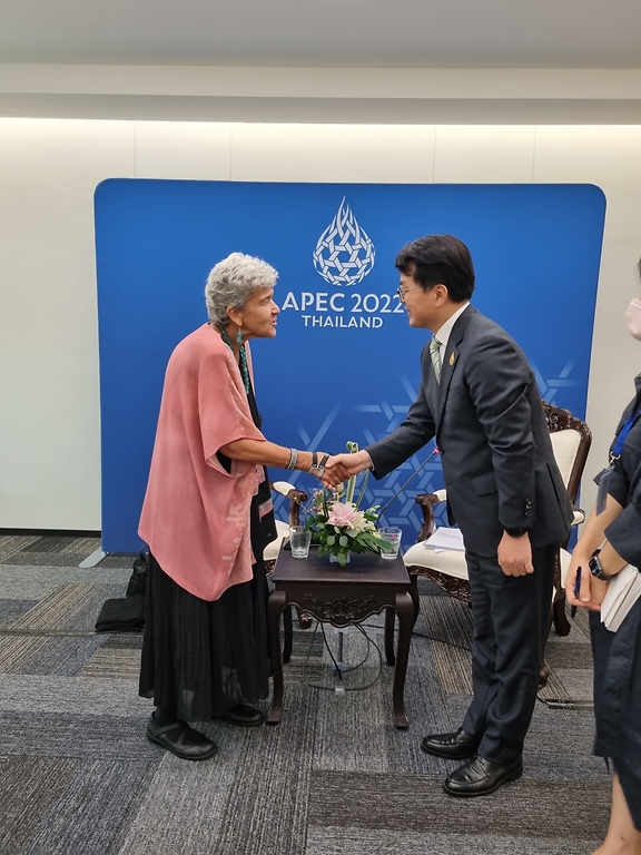 조주현 중소벤처기업부 차관이 9일(현지시간) 태국 푸켓에서 열린 ‘제28차 아시아태평양경제협력체(APEC) 중소기업 장관회의’에 참석해 마리사 라고 미국 상무부 차관과 악수를 하고 있다.