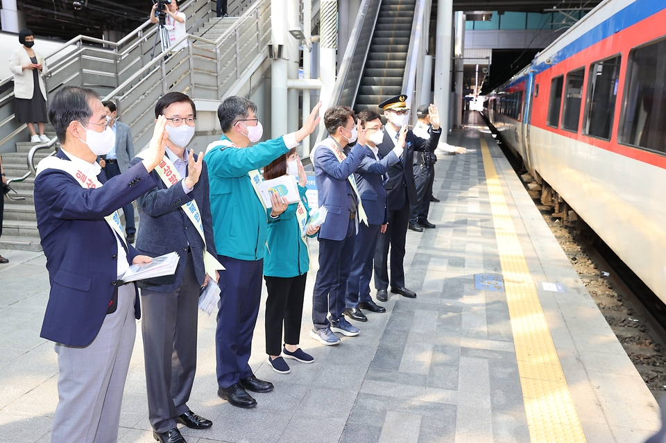 한덕수 국무총리가 추석 연휴 첫날인 9일 서울 중구 서울역을 방문해 열차에 탄 귀성객들에게 인사를 하고 있다.