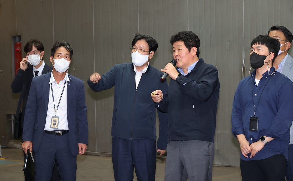 조재호 농촌진흥청장이 14일 경남 양산시 (주)경동개발을 방문해 가축분뇨를 이용한 바이오차 생산시설을 살펴보고 있다.