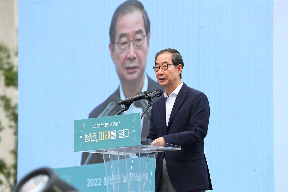 한덕수 국무총리가 17일 서울 종로구 광화문광장에서 열린 2022 청년의 날 기념식에 참석해 기념사를 하고 있다.
