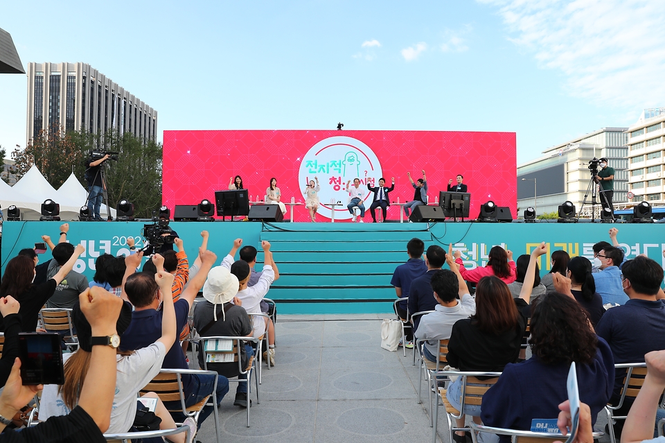 18일 서울 종로구 광화문광장에서 청년참여 토크콘서트 ‘전지적 청년 시점’이 진행되고 있다.