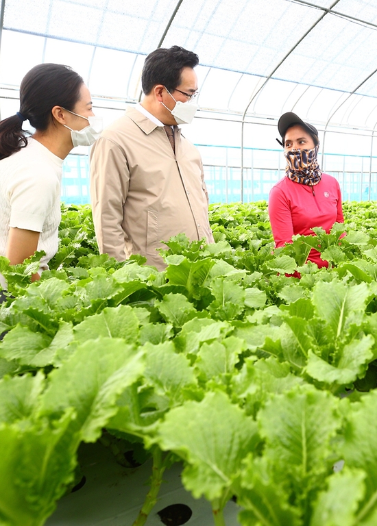 정황근 농림축산식품부 장관이 22일 충남 부여군 공공형 계절근로 시범사업 현장을 방문해 외국인 근로자와 대화를 나누고 있다.