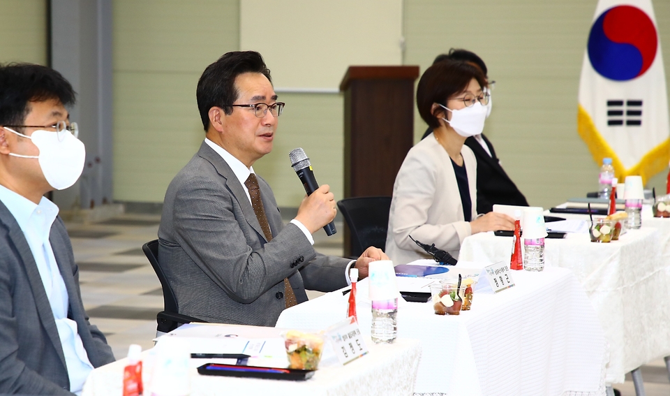 정황근 농림축산식품부 장관이 22일 충남 부여군 세도농협 농산물산지유통센터에서 열린 ‘공공형 계절근로 시범사업 현장 간담회’에 참석해 발언을 하고 있다.