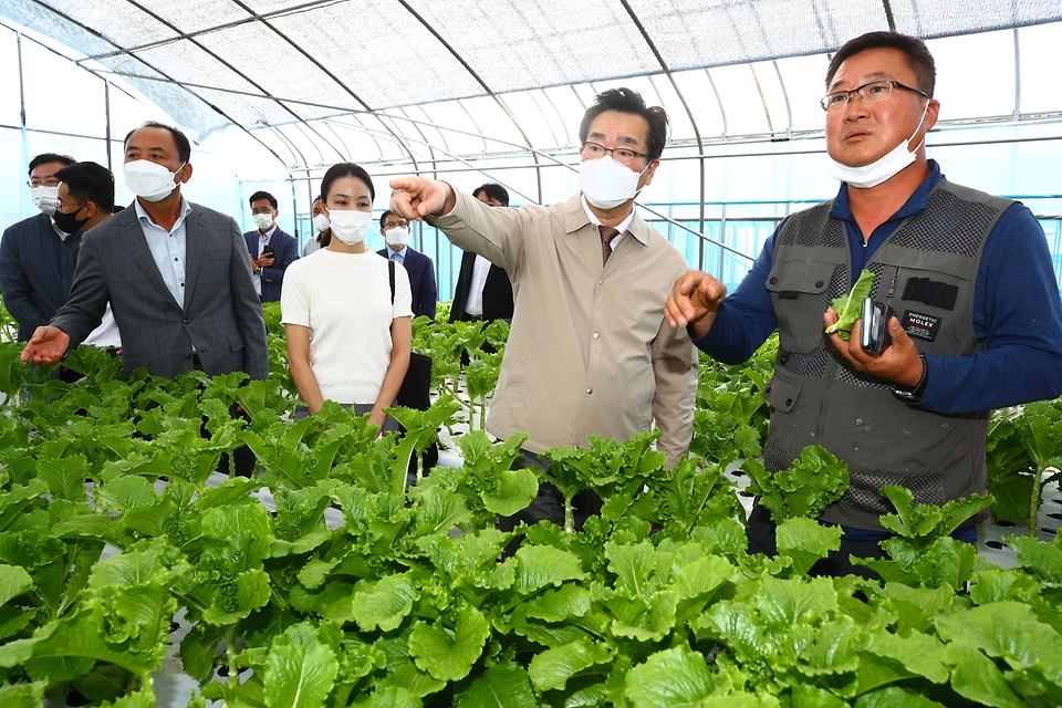 정황근 농림축산식품부 장관이 22일 충남 부여군 공공형 계절근로 시범사업 현장을 방문해 운영상황을 점검하고 있다.