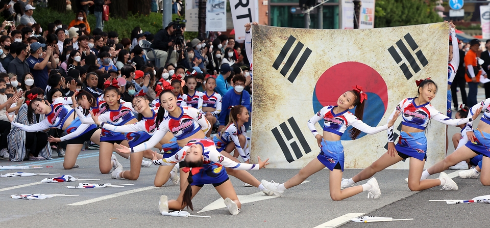 24일 서울 종로구 대학로에서 열린 ‘2022 웰컴대학로’ 축제 개막식에서 퍼레이드가 진행되고 있다.