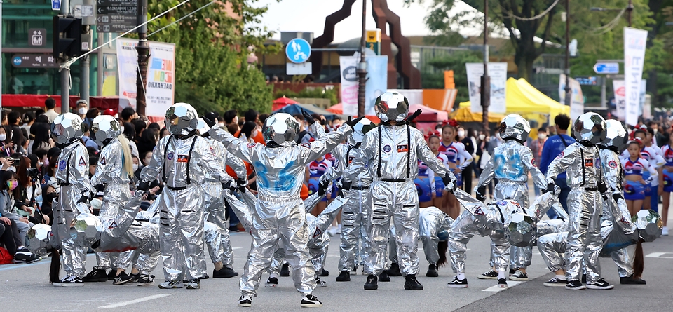 24일 서울 종로구 대학로에서 열린 ‘2022 웰컴대학로’ 축제 개막식에서 퍼레이드가 진행되고 있다.