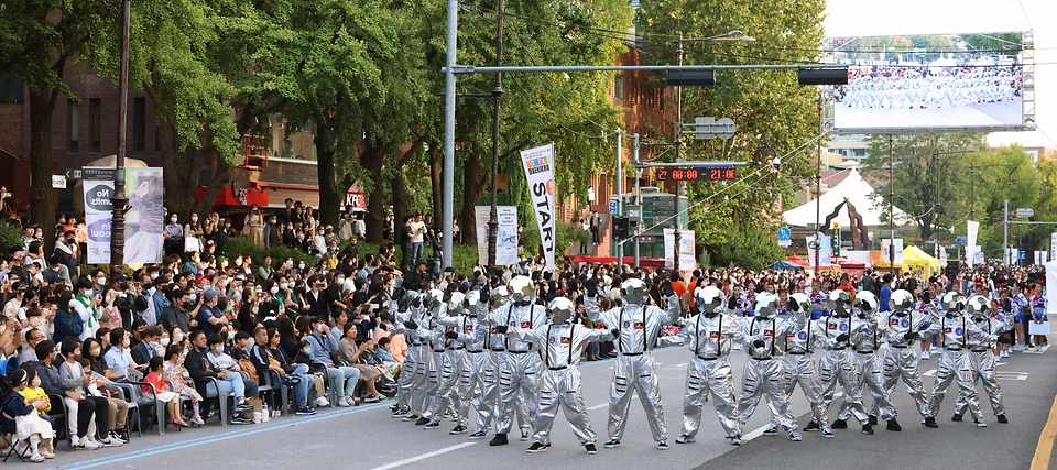 24일 서울 종로구 대학로에서 열린 ‘2022 웰컴대학로’ 축제 개막식에서 퍼레이드가 진행되고 있다.