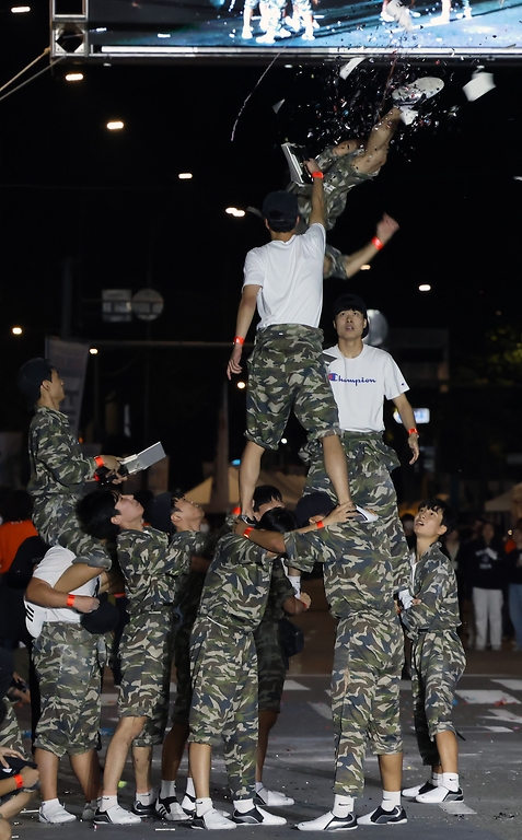 24일 서울 종로구 대학로에서 열린 ‘2022 웰컴대학로’ 축제 개막식에서 퍼레이드가 진행되고 있다.