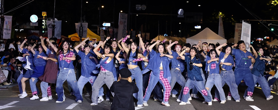 24일 서울 종로구 대학로에서 열린 ‘2022 웰컴대학로’ 축제 개막식에서 퍼레이드가 진행되고 있다.