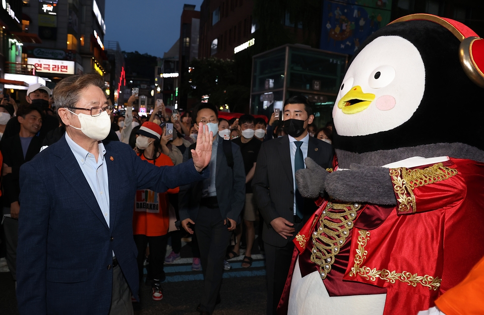 박보균 문화체육관광부 장관이 24일 서울 종로구 대학로에서 열린 ‘2022 웰컴대학로’ 축제 개막식에 참석해 펭수와 인사를 나누고 있다.
