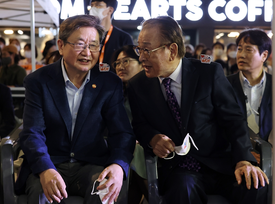 박보균 문화체육관광부 장관이 24일 서울 종로구 대학로에서 열린 ‘2022 웰컴대학로’ 축제 개막식에 참석해 이순재 배우와 이야기를 나누고 있다.
