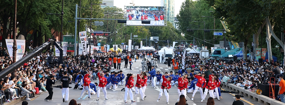 24일 서울 종로구 대학로에서 열린 ‘2022 웰컴대학로’ 축제 개막식에서 퍼레이드가 진행되고 있다.