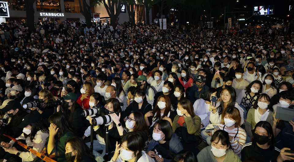 24일 서울 종로구 대학로에서 열린 ‘2022 웰컴대학로’ 축제 개막식 행사장이 관람객으로 가득차있다.