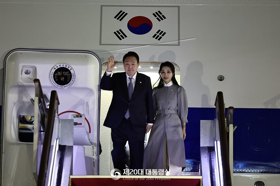윤석열 대통령과 김건희 여사가 24일 영국, 미국, 캐나다 순방을 마치고 경기 성남시 서울공항에 도착, 공군 1호기에서 내리며 인사를 하고 있다. 