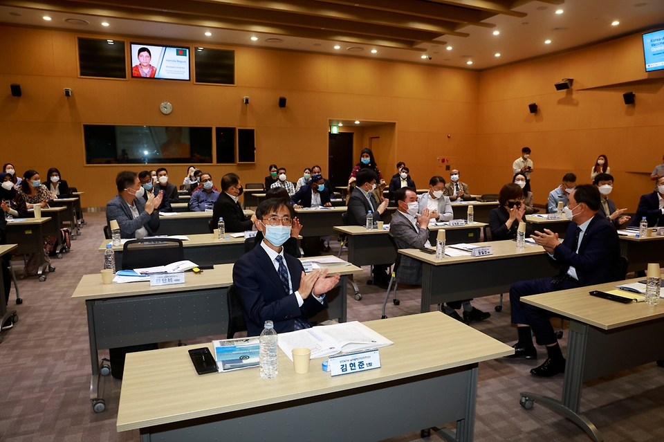 26일 인천 송도 연세대학교 국제캠퍼스에서 ‘아태지역 대상 백신 생산공정 교육’ 입교식이 진행되고 있다. 이 교육은 아시아개발은행(ADB) 역내 개발도상국의 백신·바이오 생산인력을 초청해 8주간 백신 생산공정에 대한 이론과 실습 교육을 제공하는 프로그램이다.